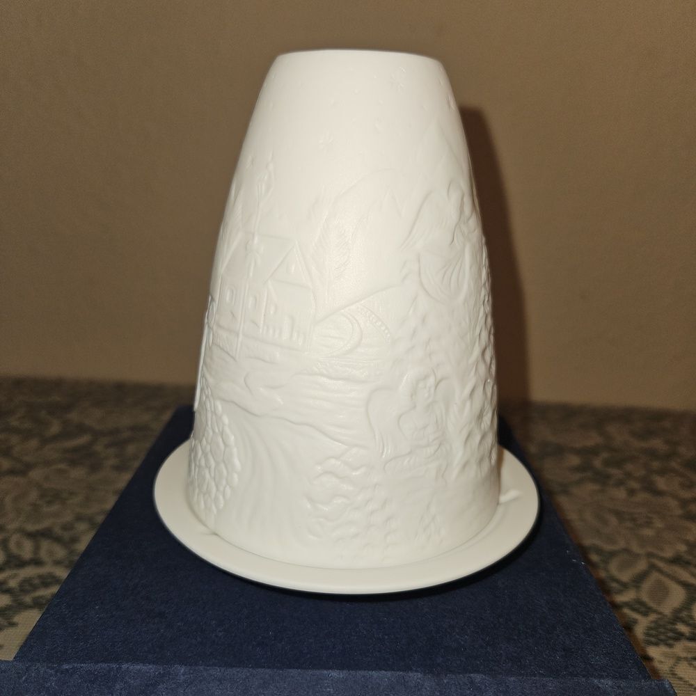 Sorelle Fine Porcelain Votive Tea Light Candle Holder with a Christmas Scene - Picture 3 of 6